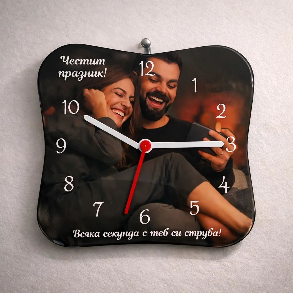 Персонализиран стенен часовник от плексиглас 25×25 см – нестандартна квадратна форма със снимка и послание